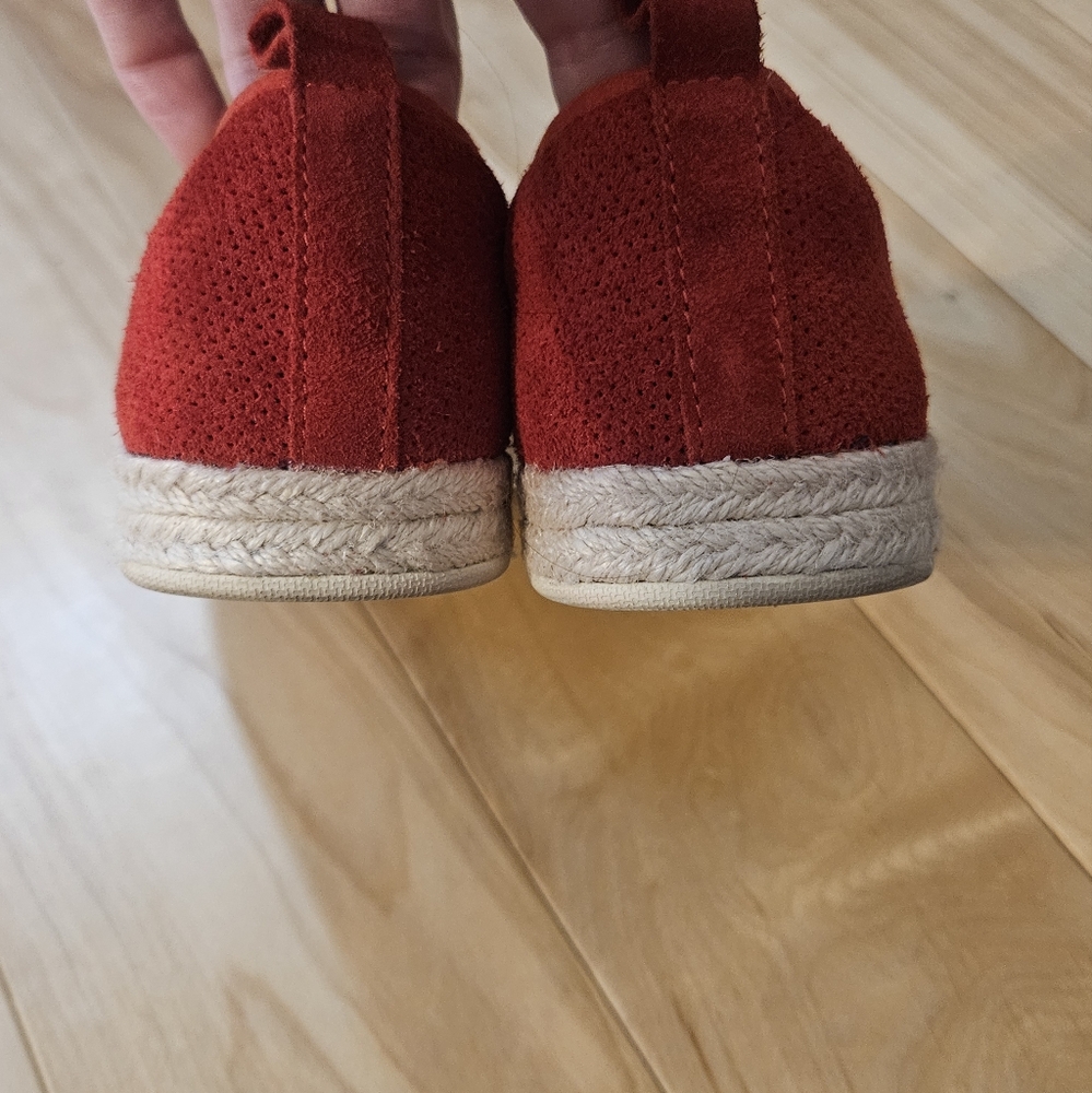 Clarks Womens Soft Cushion Slip On Shoes Red Suede 8.5 EUC - Picture 3 of 6